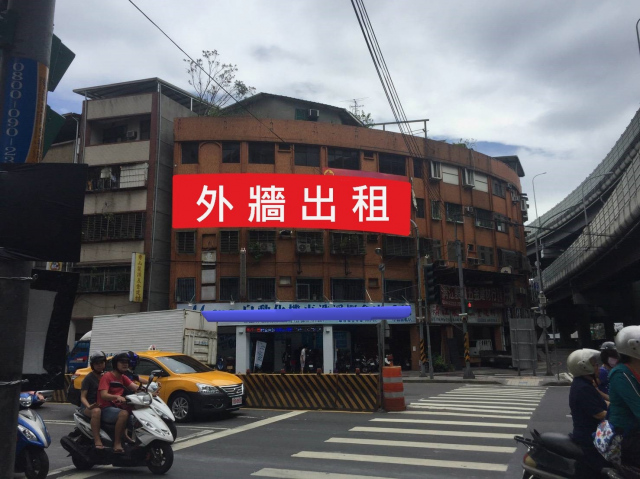 外牆出租-中正連城路口布幕廣告