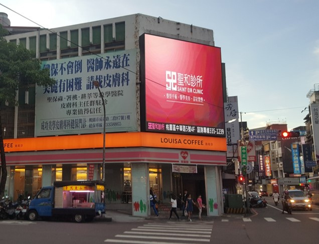 桃園市區中正路超大電視牆