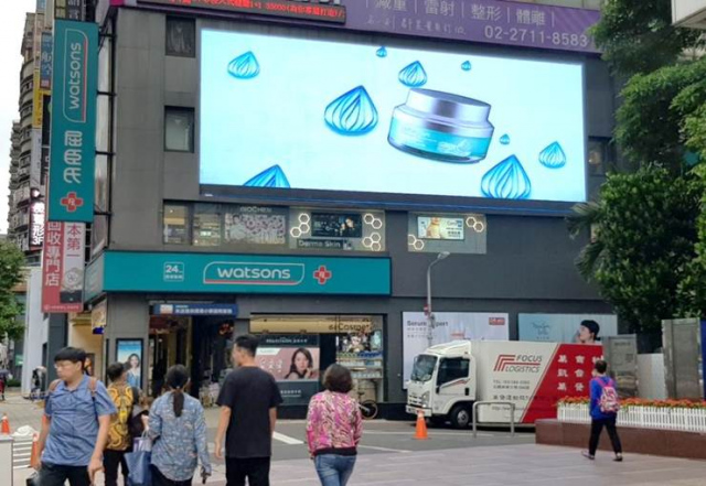 台北東區SOGO百貨電視牆(左側)