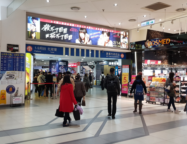 台北信義區(市府轉運站) 大廳燈箱