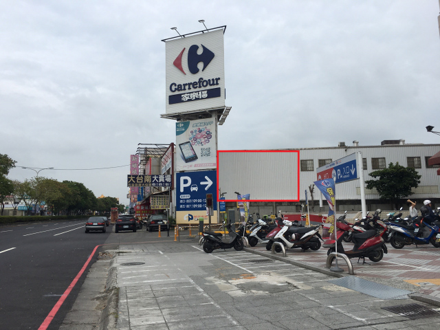 彰化市金馬路家樂福旁廣告看板