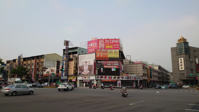 大里正十字路口廣告看板